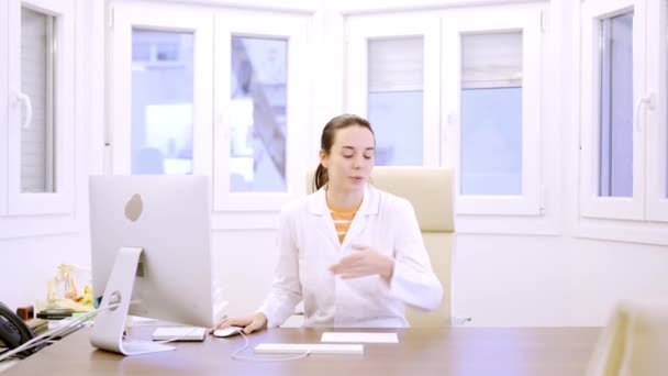 Video Cámara Lenta Una Doctora Invita Paciente Tomar Asiento — Vídeo de stock