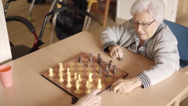 Vídeo Cámara Lenta Dos Ancianas Jugando Ajedrez Geriátrico — Vídeo de stock