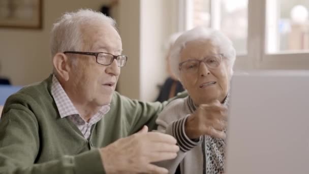 高齢者のビデオ通話中にキスを吹く2人のシニアのスローモーションビデオ — ストック動画