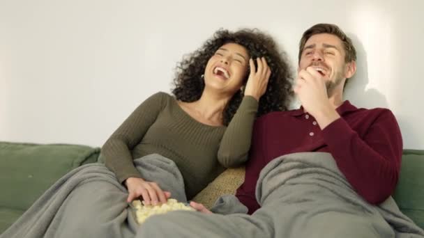 Vidéo Ralenti Couple Multiracial Riant Tout Regardant Film Amusant Maison — Video