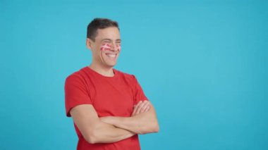 Stüdyoda, yüzünde Danimarka bayrağı olan mutlu bir adamın, boş bir şekilde fotokopi odasına bakışını gösteren bir video var.