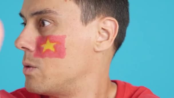 Hombre Con Bandera Nacional Vietnamita Molesto Con Árbitro — Vídeos de Stock