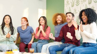 Bir grup arkadaş evde içki içerken televizyonda izledikleri bir şeyi kutluyorlar.