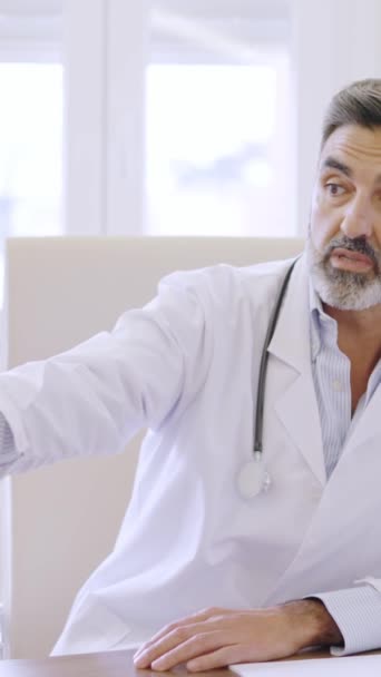 Zpomalené Video Zralého Lékaře Který Ukazuje Obrazovku Počítače Dává Pacientovi — Stock video