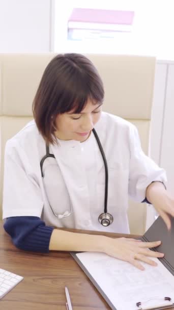 Повільне Відео Руху Жінки Щасливого Лікаря Святкує Передає Хороші Результати — стокове відео