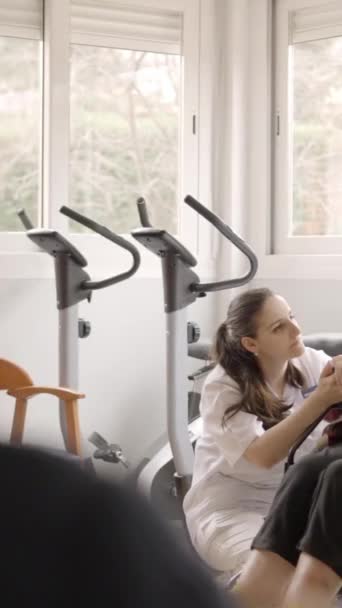 Videoclipul Lent Fizioterapeutului Medicului Care Vorbește Persoanele Vârstă Timp Antrenează — Videoclip de stoc