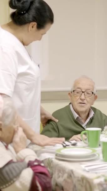Slow Motion Video Senior Man Complains Service Nursing Home Cook — Vídeo de Stock