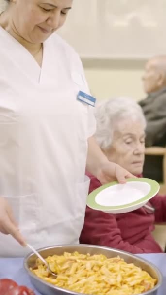 Медленное Видео Повара Подающего Макароны Зале Пожилых Людей — стоковое видео