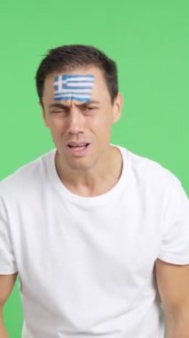 Tutkulu ve gergin bir adamın Yunanistan 'a tezahürat ettiği, sonunda kaybedilen heyecan verici bir maçın videosu stüdyoda.