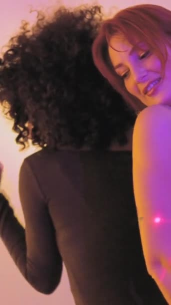 파티에서 감각적인 여성의 슬로우 비디오 — 비디오