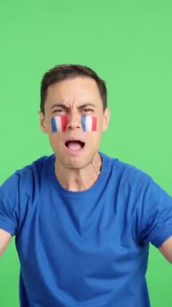 Wideo Studiu Chromą Francuskiego Kibica Krzyczącego Machającego Flagą Narodową Dopingującego — Wideo stockowe
