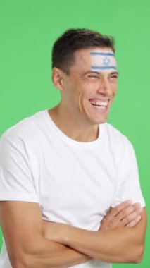 Stüdyoda, yüzünde İsrail bayrağı olan mutlu bir adamın krom resmi vardı. Boş bir şekilde fotokopi odasına bakıyordu.