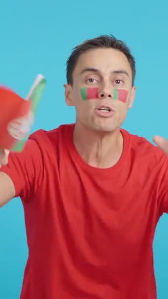 Wideo Studiu Chromą Mężczyzny Machającego Portugalską Flagą Narodową Wściekłą Decyzję — Wideo stockowe