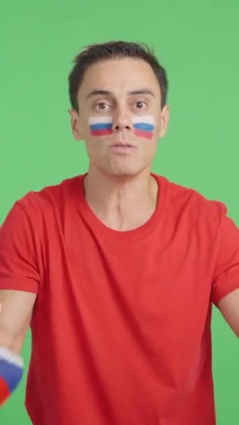Video Estudio Con Croma Hombre Ondeando Una Bandera Nacional Rusa — Vídeos de Stock