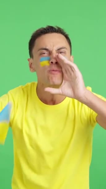 在演播室里放映了一个乌克兰人支持者高喊和挥动国旗的画面 为球队的胜利欢呼 热烈庆祝 — 图库视频影像