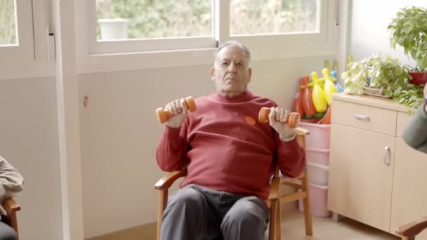 Slow Motion Video Old Man Lifting Dumbbells Difficulty Nursing Home — Stock Video