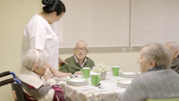 Vídeo Cámara Lenta Hombre Mayor Queja Del Servicio Hogar Ancianos — Vídeo de stock