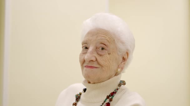 Vídeo Cámara Lenta Una Anciana Sonriendo Mirando Cámara Sentada Geriátrico — Vídeo de stock