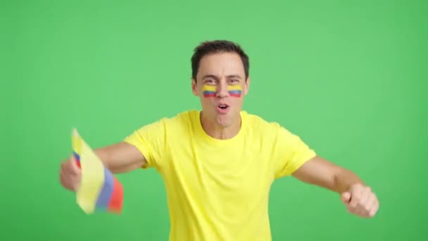 Video Studio Chroma Man Passionately Cheering Colombia Screaming Waving National — Stock Video