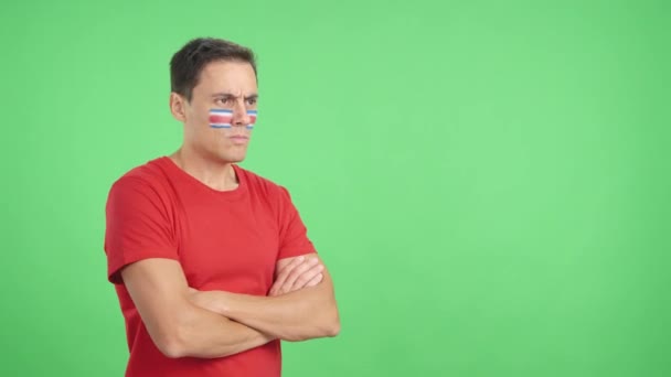 Видео Студии Хромой Человека Нарисованным Лице Коста Риканским Флагом Серьезным — стоковое видео