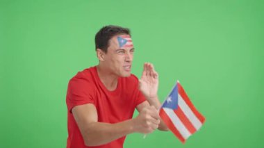 Stüdyoda, Porto Riko 'ya tezahürat eden, ulusal bayrak sallayan ve boş boş fotokopi odasına bakan bir adamın kromasıyla.