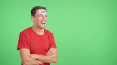 Stüdyoda, yüzünde Güney Kore bayrağı olan mutlu bir adamın krom görüntüsüyle fotokopi odasına boş bir şekilde bakıyor.