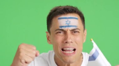 İsrail ulusal bayrağı olan bir adam hakeme kızgın.