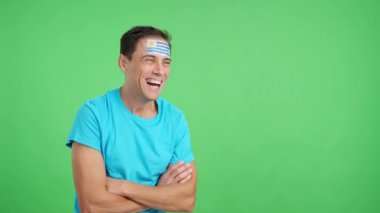 Stüdyoda, yüzünde Uruguay bayrağı olan mutlu bir adamın krom rengi ile fotokopi odasına boş bir şekilde bakan bir video.