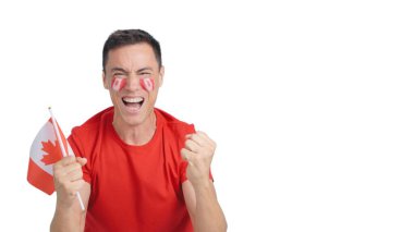 Kanada için coşkuyla tezahürat eden bir adam ulusal bayrak sallıyor.