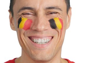 Yüzünde Belçika bayrağı olan ve kameraya gülümseyen bir adama yaklaş.