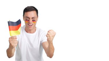 Alman taraftarı çığlıklar atıyor, milli bayrak sallıyor, takımını zafere taşıyor ve tutkuyla kutlama yapıyor.