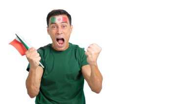 Meksika için coşkuyla tezahürat eden adam bağırıyor ve ulusal bayrak sallıyor.