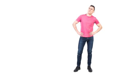 Özenli, genç, siyah saçlı, sıradan elbiseli bir manken. Arka planda duruyor. Elleri belinde ve tereddütle başka tarafa bakıyor.