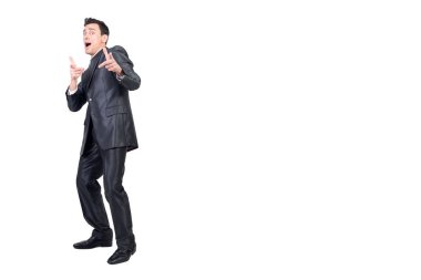 Yakışıklı erkek girişimcilerin tüm vücudu size jest yapıyor ve stüdyoda beyaz arka planda kamerayı işaret ediyor.