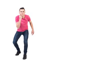 Gözünü dikip, beyaz arka planda izole edilmiş kendine güvenen yüz ifadesiyle kameraya bakan tüm erkek gardiyan vücudu.