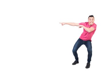 Neşeli erkek modelin tüm vücudu beyaz arka planda tek başına dikilirken dişlek bir gülümsemeyle kameraya bakıyor.