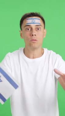 Stüdyoda, hakemlerin kararına kızmış İsrail bayrağını sallayan bir adamın kromasıyla.