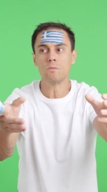 Stüdyoda, hakemlerin kararına kızmış, elinde ulusal bayrak sallayan bir adamın kromasıyla.