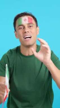 Tutkulu ve gergin bir adamın Meksika için tezahürat yaptığı heyecanlı bir maç sonunda kaybedilen