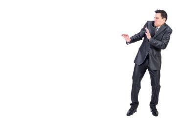 Modern ışık stüdyosunun beyaz arka planında soyutlanmış şık takım elbiseli sevimsiz bir erkek vücudu.