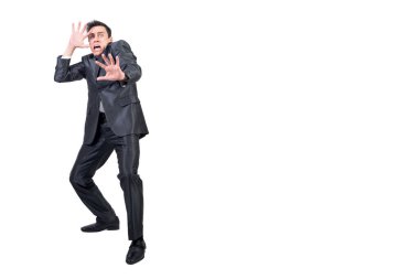 Kollarını açıp stüdyoda beyaz arka planda izole edilmiş kameraya bakan, resmi kıyafetli, korkmuş bir erkek vücudu.