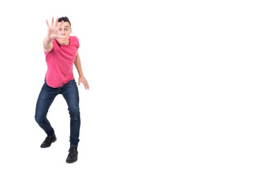 Tüm vücudu şaşırmış, gözleri tamamen açık kameraya uzanan ve beyaz arka planda reddedilmeyi gösteren bir erkek.