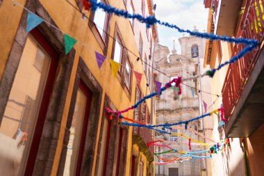 San Juan şenlikleri sırasında süslenmiş Porto sokaklarının ayrıntıları
