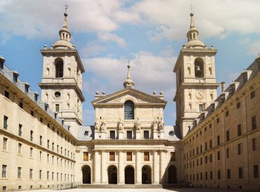 San Lorenzo del Escorial Kraliyet Manastırı Bazilikası 'nın cephesi. Madrid Topluluğu, İspanya
