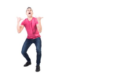 Çılgın erkek mankenler günlük kıyafetlerini giyip ağzı açık bağırıyor ve beyaz arka plana rock n roll hareketi yapıyorlar.