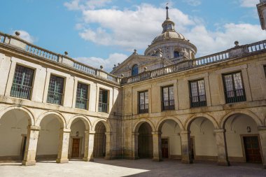 San Lorenzo del Escorial Kraliyet Manastırı 'nın avlusu. Madrid Topluluğu, İspanya