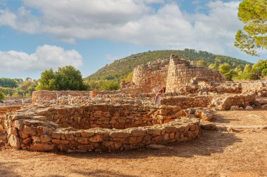 Gezgin, Alghero yakınlarındaki Palmavera Nuragic sitesini ziyaret ediyor. Sardunya, İtalya