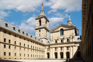 San Lorenzo del Escorial Kraliyet Manastırı Bazilikası 'nın cephesi. Madrid Topluluğu, İspanya