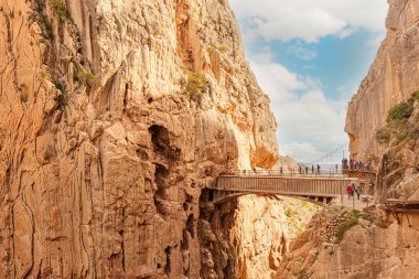 Caminito del Rey geçidini geçen yürüyüşçüler. Genel görünüm