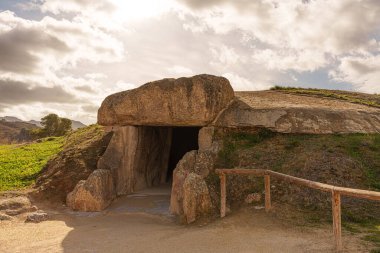 Antequera Dolmens Sitesindeki Menga Dolmen Girişinin Fotoğrafı